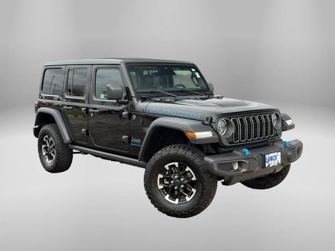 Used 2025 Jeep Wrangler Unlimited Rubicon 4xe w/ Convenience Group AWD/4WD image 5