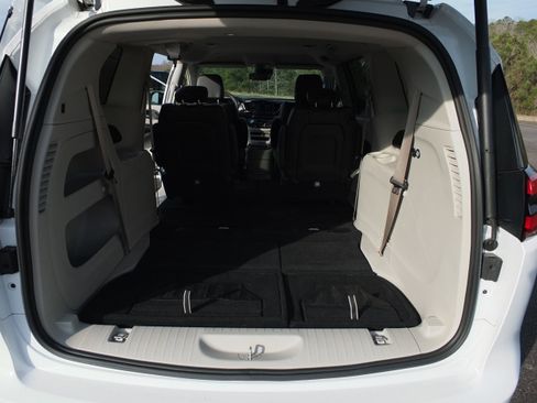 Used 2024 Chrysler Pacifica Touring-L image 17