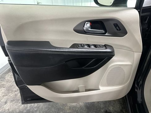 Used 2023 Chrysler Pacifica Touring-L FWD image 10
