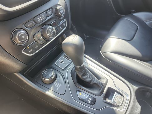 Used 2019 Jeep Cherokee Latitude Plus w/ Comfort/Convenience Group AWD/4WD image 33