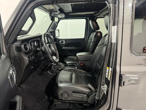 Used 2019 Jeep Wrangler Unlimited Sahara w/ Uconnect 4C Nav & Sound Group AWD/4WD image 16