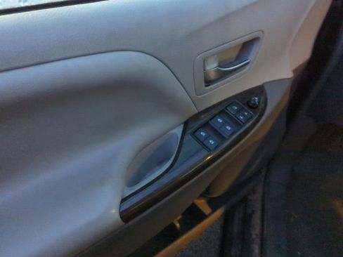 Used 2019 Toyota Sienna XLE image 9