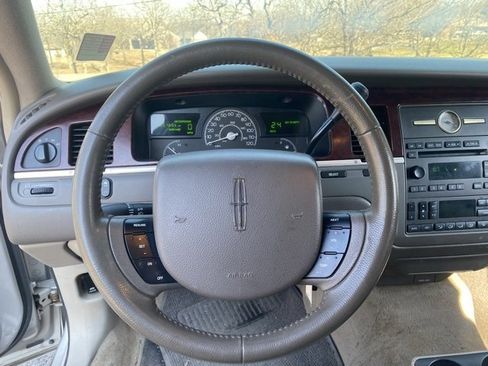 Used 2005 Lincoln Town Car Signature image 17