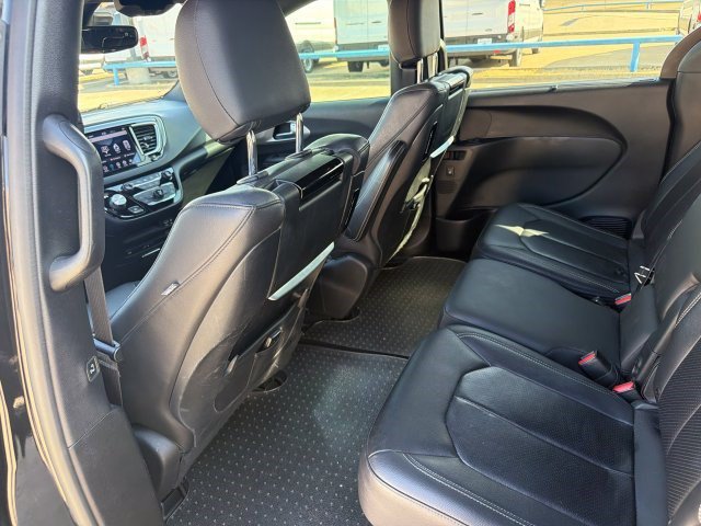 Used 2019 Chrysler Pacifica Touring-L Plus w/ Advanced Safetytec Group FWD image 4