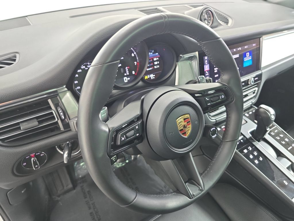 Certified 2026 Porsche Macan AWD/4WD image 4