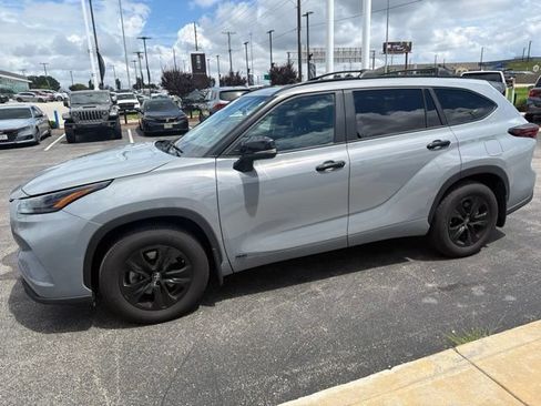 Used 2024 Toyota Highlander XLE AWD/4WD image 3