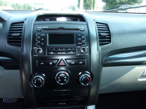 Used 2013 Kia Sorento LX image 8