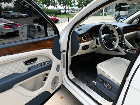 Used 2023 Bentley Bentayga AWD/4WD image 15