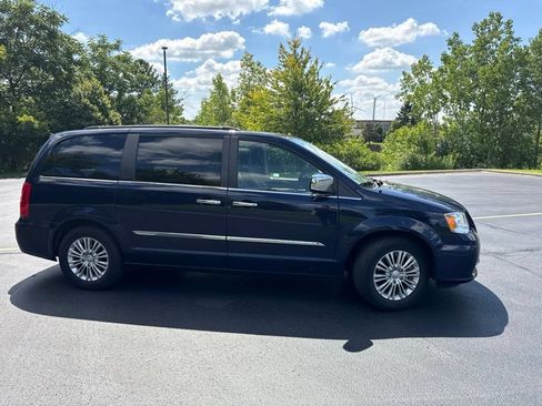 Used 2015 Chrysler Town & Country Touring-L w/ Driver Convenience Group FWD image 2