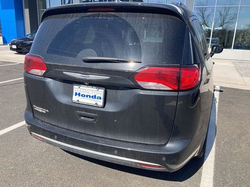 Used 2020 Chrysler Pacifica Touring-L FWD image 8