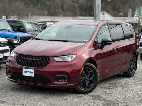 Used 2023 Chrysler Pacifica Limited w/ S Appearance Package FWD image 1