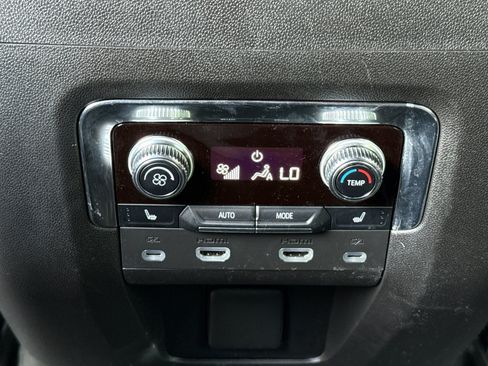 Used 2023 GMC Yukon XL Denali Ultimate AWD/4WD image 16