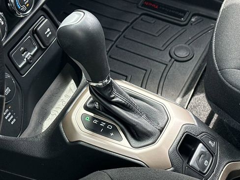Used 2016 Jeep Renegade Latitude image 19