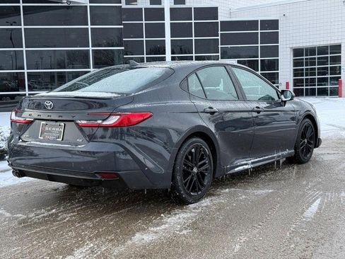 Used 2025 Toyota Camry SE image 3