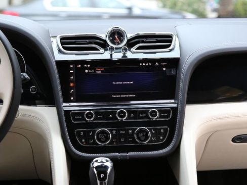 Used 2021 Bentley Bentayga image 47