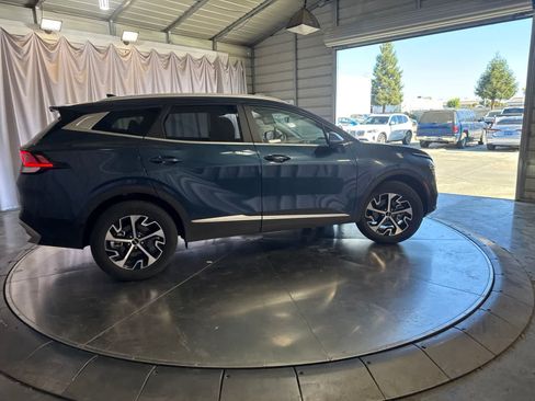 Used 2023 Kia Sportage EX AWD/4WD image 3