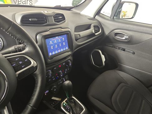 Certified 2018 Jeep Renegade Latitude w/ Cold Weather Group image 24