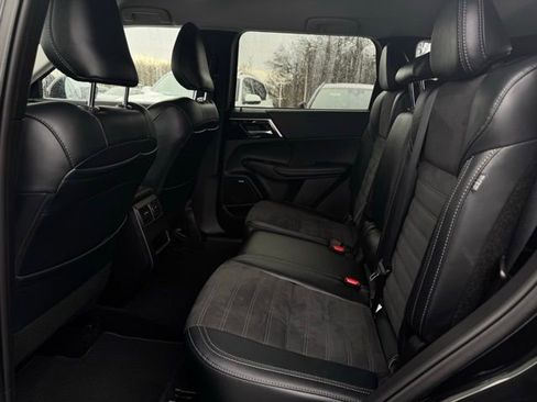 Used 2025 Mitsubishi Outlander Trail Edition image 19