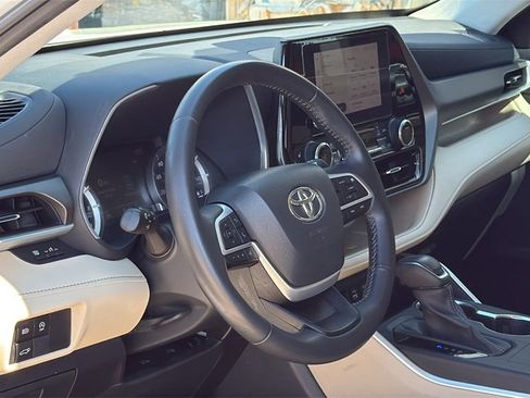Certified 2023 Toyota Highlander XLE image 9