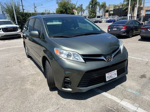 Used 2018 Toyota Sienna LE w/ Carpet Mat Package FWD image 3
