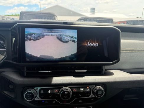 Used 2024 Jeep Wrangler Unlimited AWD/4WD image 14