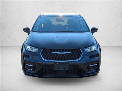 Used 2023 Chrysler Pacifica Touring-L image 2