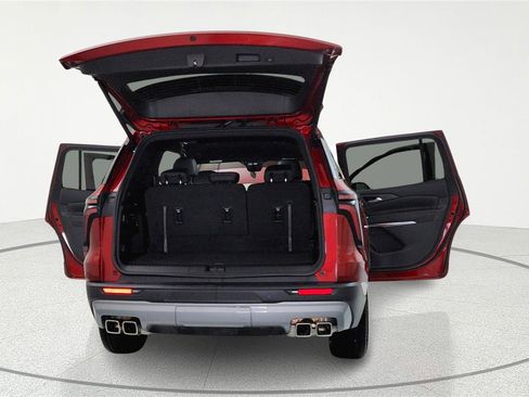 Used 2026 Chevrolet Traverse LT image 8