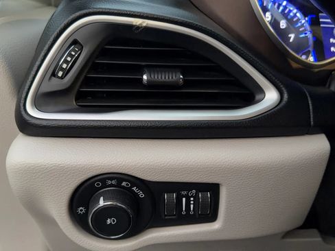 Used 2018 Chrysler Pacifica Touring-L FWD image 15