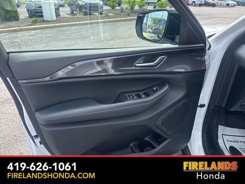 Used 2023 Jeep Grand Cherokee Altitude AWD/4WD image 11