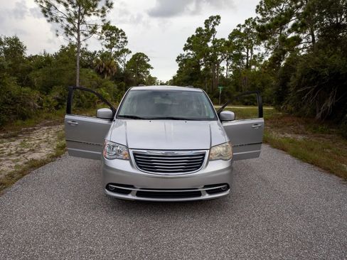 Used 2012 Chrysler Town & Country Touring w/ Entertainment Group #1 FWD image 27