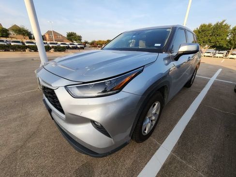 Used 2021 Toyota Highlander LE FWD image 3