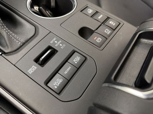 Used 2023 Toyota Highlander XLE AWD/4WD image 34