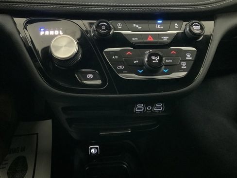Used 2023 Chrysler Pacifica Touring image 34