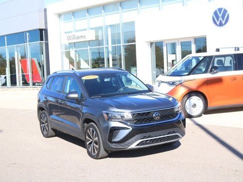 Used 2022 Volkswagen Taos SE image 1