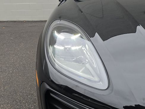 Certified 2025 Porsche Macan image 11