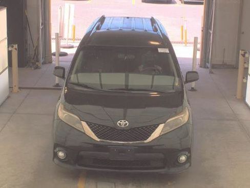 Used 2017 Toyota Sienna SE FWD image 14