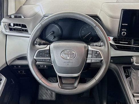Certified 2025 Toyota Sienna XLE image 14