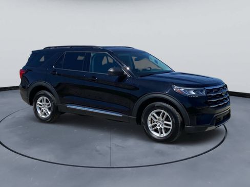Used 2025 Ford Explorer Active AWD/4WD image 3