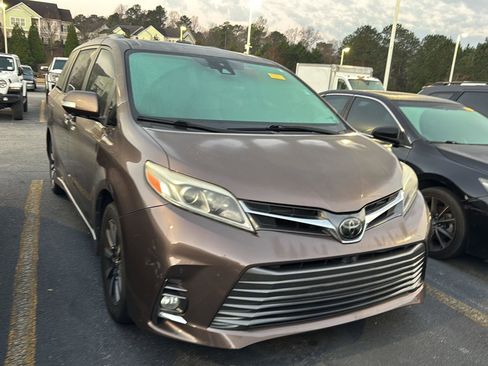 Used 2018 Toyota Sienna Limited Premium image 3
