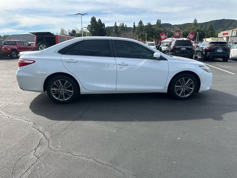 Used 2016 Toyota Camry SE image 5