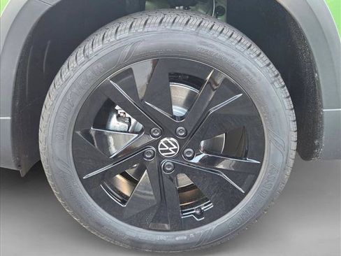 New 2026 Volkswagen Taos SE FWD image 10
