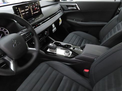 New 2026 Mitsubishi Outlander SE image 19