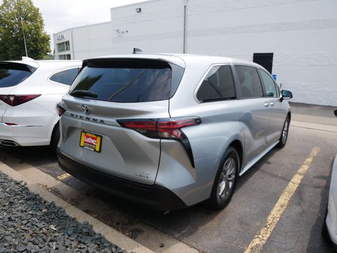 Used 2021 Toyota Sienna LE AWD/4WD image 5