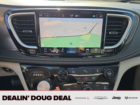 Used 2024 Chrysler Pacifica Select image 19