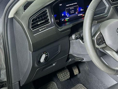 Used 2022 Volkswagen Tiguan SE w/ Panoramic Sunroof Package image 16