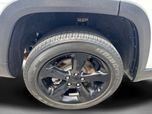 Used 2023 Jeep Grand Cherokee L Laredo RWD image 39