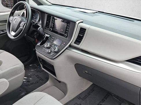 Used 2020 Toyota Sienna L image 21