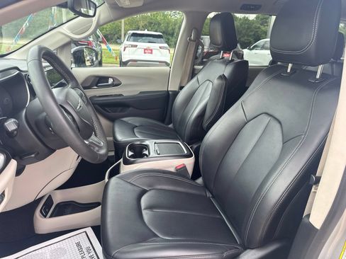 Used 2024 Chrysler Pacifica Touring-L FWD image 11