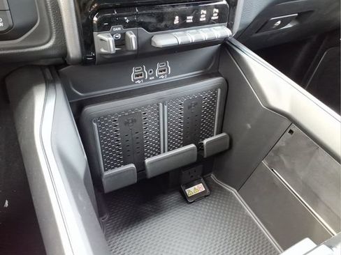 New 2026 RAM 2500 Laramie w/ Night Edition AWD/4WD image 21