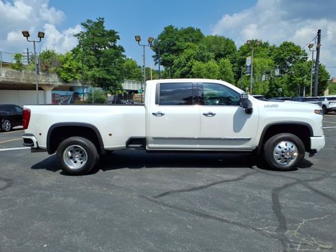 Used 2024 Chevrolet Silverado 3500 High Country w/ High Country Premium Package AWD/4WD image 2
